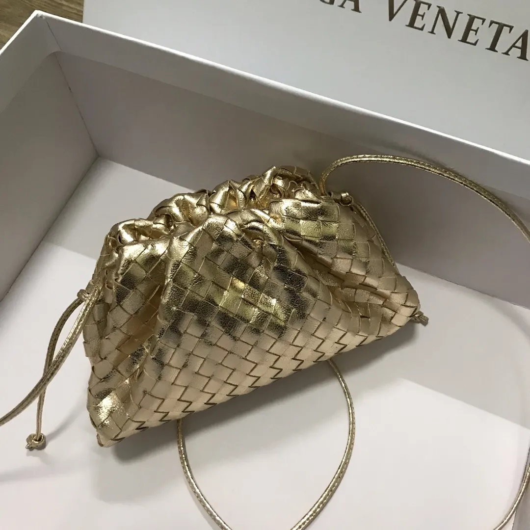 Batch 1260 Real shot 👇The pouch cloud bag is the first series designed by former Celine designer Daniel Lee after joining BV. The upper body is extremely ecstatic ~ fashionable and classy ~ elegant and concise, lazy and intellectual size: 23*13*8 [Little cloud woven small grid#]